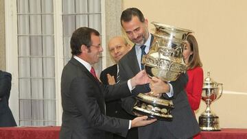 Rosell recibe la Copa Stadium