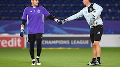 Casillas saluda al entrenador de porteros del Oporto en la sesi&oacute;nd e ayer en el King Power Stadium.