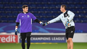 Casillas saluda al entrenador de porteros del Oporto en la sesi&oacute;nd e ayer en el King Power Stadium.