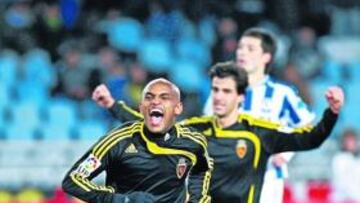 <b>EL ESPEJO DE ANOETA. </b>Ewerthon celebra el empate de Anoeta, el espejo donde se mira el Zaragoza.