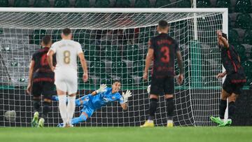 ELCHE, SPAIN - OCTOBER 10: Edgar Badia goalkeeper of Elche CF save the penalty during the LaLiga Santander match between Elche CF and RCD Mallorca at Estadio Manuel Martinez Valero on October 11, 2022 in Elche, Spain. (Photo by Francisco Macia/ Quality Sport Images/Getty Images)