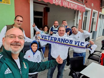 Miembros de la peña Madridista VETERANOS VLC, antes del partido de fútbol entre los veteranos del Alberic y el Real Madrid como homenaje a Manolo Sanchis en el  Estadio Municipal de Alberic  que a partir de ahora llevará el nombre de Manolo Sanchis.