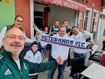 Miembros de la peña Madridista VETERANOS VLC, antes del partido de fútbol entre los veteranos del Alberic y el Real Madrid como homenaje a Manolo Sanchis en el  Estadio Municipal de Alberic  que a partir de ahora llevará el nombre de Manolo Sanchis.