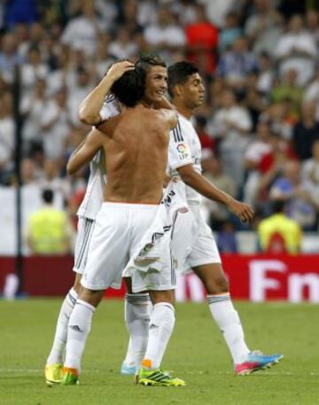 Trofeo Santiago Bernabeu. Homenaje a Raúl. Cristiano recibe la camiseta con el 7 de Raúl.