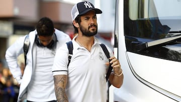 Isco, al frente. El malague&ntilde;o, subiendo al autob&uacute;s en la concentraci&oacute;n del pasado martes.