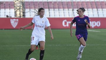 Nazareth conduce un balón durante un partido del Sevilla femenino.