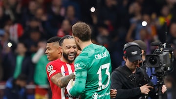 Memphis, autor del 2-1, felicita a Oblak tras parar dos penaltis en la tanda de aquel Atlético-Inter (2024).