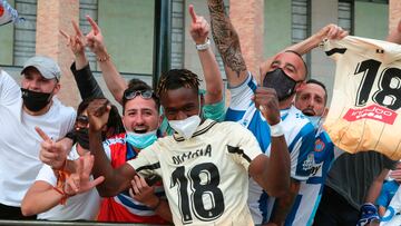 ZARAGOZA, 08/05/2021.- El delantero belga del Espanyol, Landry Dimata, celebra con aficionados españolistas su ascenso a Primera División tras finalizar el partido de Liga Smartbank que han disputado ante el Zaragoza hoy sábado en estadio de La Romareda, en la capital aragonesa. EFE/Javier Cebollada.
ALEGRIA CELEBRACION ASCENSO A PRIMERA DIVISION
PUBLICADA 09/05/21 NA MA25 1COL