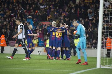 1-0. Luis Suárez celebró el primer gol. 