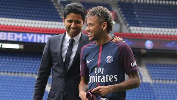 Neymar y Al Khelaifi durante su presentación con el Paris Saint-Germain.