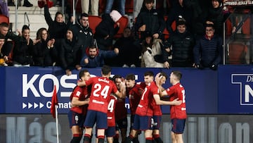 Los rojillos celebran el gol de Moi Gómez