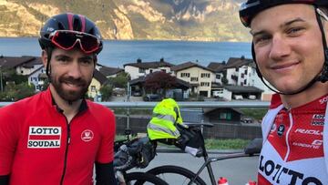 Thomas De Gendt y Tim Wellens posan durante un descanso de su aventura  The Final Breakaway en la que recorren en bicicleta los 1.000 kil&oacute;metros que hay entre Lombard&iacute;a y B&eacute;lgica.