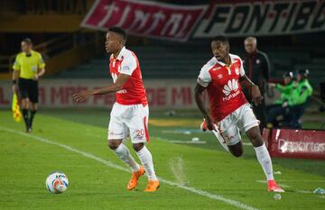 Con goles de Juan Roa, Jhon Pajoy y autogol de Eder Castañeda, Santa Fe venció al América en El Campín de Bogotá. Toma un respiro y escala en la tabla de la Liga.