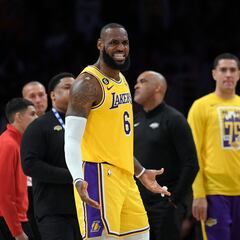 Rookie le recuerda a LeBron James que jugó con su padre: ¿Ya te sientes mayor no?