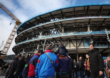Vista general de los aficionados fuera del estadio antes del partido.