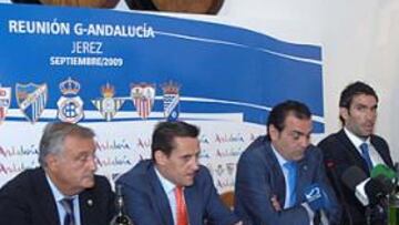 <b>FICTICIO. </b>Los presidentes de Almería, Málaga, Recre, Betis, Sevilla y Xerez en una reunión del G-Andalucía.