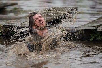 Tough Guy es una prueba extrema en la que los corredores deben superar todo tipo de obstáculos como brasas ardientes, piscinas de lodo, barrizales cubiertos de alambradas, muros y túneles claustrofóbicos.