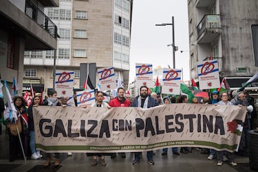 Manifestantes portan pancartas durante las protestas ante la presencia de Ehud Olmert, exprimer ministro de Israel  en el Foro La Toja en la Illa de la Toja, Pontevedra.