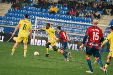 Lopy conduce el balón .