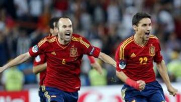 Iniesta celebra con Navas el pase a la final.