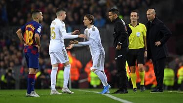 Modric entra por Valverde en el Clásico de ayer.