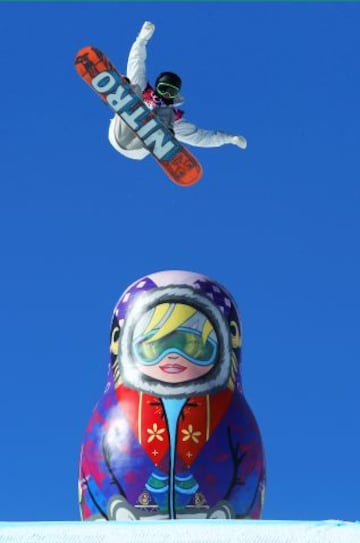FEBRERO 2014. El sueco Sven Thorgren vuela por encima de una matrioska durante la prueba de slopestyle (disciplina del snowboard freestyle) en los Juegos Olímpicos de Invierno de Sochi 2014.