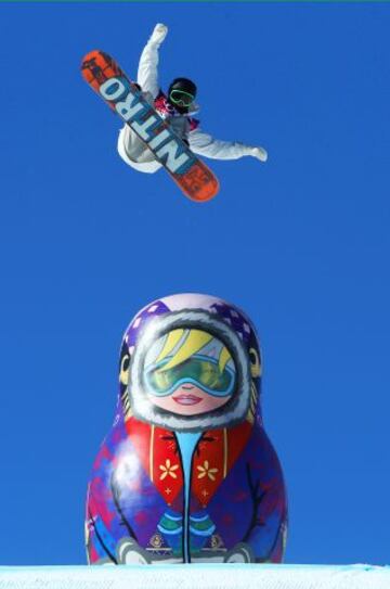 FEBRERO 2014. El sueco Sven Thorgren vuela por encima de una matrioska durante la prueba de slopestyle (disciplina del snowboard freestyle) en los Juegos Olímpicos de Invierno de Sochi 2014.