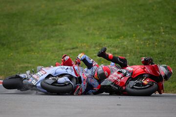 Momento en el que los dos pilotos caen al asfalto del circuito de Portimao.