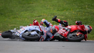 Incidente que acabó con Marc Márquez y Pecco Bagnaia en el suelo, durante el GP de Portugal.