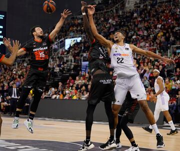 Edy Tavares frente a Petit Niang y Lluís Costa.