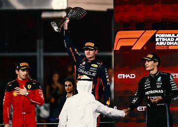 Max Verstappen en lo más alto del podio del Gran Premio de Abu Dhabi de Fórmula 1. A su lado Leclerc y Russell.