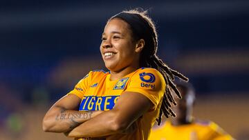 Mia Fishel festeja un gol el cuadro de Tigres en contra de FC Juárez.