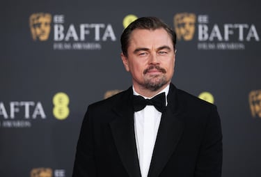 Leonardo DiCaprio posa en la alfombra roja previa a la gala de Premios de BAFTA.