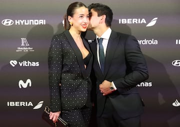 Jorge Martín, piloto de MotoGP, con su pareja María Monfort en el photocall de los Premios AS del Deporte 2024.