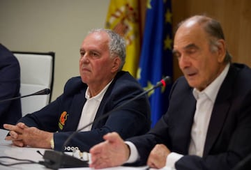 The president of the FER (Spanish Rugby Federation), Alfonso Feijoo (i), during a press conference to explain World Rugby's decision to declare Gavin Van den Berg ineligible and his consequent sanction that has left the Lion's XV out of the 2023 World Cup.