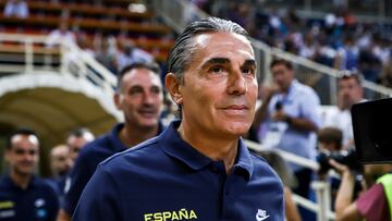 Athens (Greece), 09/08/2022.- Spain'Äôs head coach Sergio Scariolo reacts during the friendly basketball match Greece va Spain, at the Olympic Indoor Stadium in Athens, Greece, 09 August 2022. (Baloncesto, Grecia, España, Atenas) EFE/EPA/GEORGIA PANAGOPOULOU
