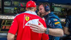 Vettel y Horner hablan en el muro de Red Bull durante el GP de Rusia 2016.