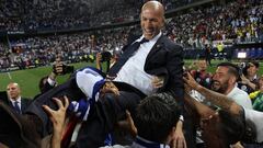 Zinedine Zidane, manteado por sus jugadores, celebra la &uacute;ltima liga del Real Madrid