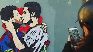 Sale a subasta el famoso grafiti del beso de Messi y Cristiano Ronaldo