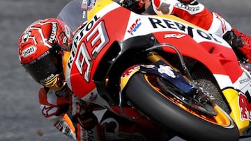 Marc M&aacute;rquez con la Honda en Barcelona.