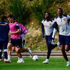 La afición del Almería pide la vuelta de Sadiq