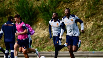 Real Sociedad's Nigerian forward #19 Umar Sadiq and Real Sociedad's French forward #11 Mohamed-Ali Cho (C) attend a training session at the Zubieta training centre in San Sebastian on November 7, 2023 on the eve of the UEFA Champions League group D football match between Real Sociedad and SL Benfica. (Photo by ANDER GILLENEA / AFP)