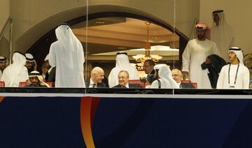 Florentino Pérez en el palco junto a Gianni Infantino presidente de la FIFA. 