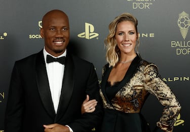Didier Drogba y Sandy Heribert presentadores de la gala del Balón de Oro, a su llegada a la ceremonia de entrega del Balón de Oro.
