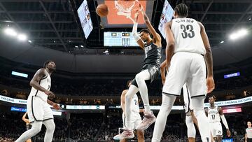 Victor Wembanyama acaba con un mate una jugada en el Spurs-Nets disputado en Austin.