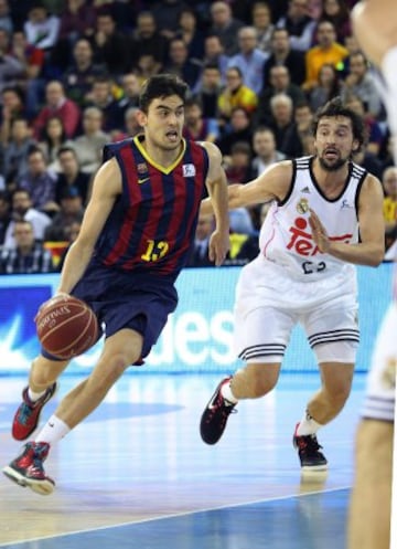 El base checo del Barcelona Tomas Satoransky intenta superar al base del Real Madrid Sergio Llull.