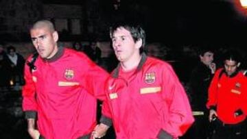 <b>CONCENTRADOS. </b>El Barça llegó a las 19:30 a Santander y se hospedó en el Hotel Real. Víctor Valdés y Messi encabezaron la expedición blaugrana.