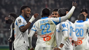 Marseille's US forward #22 Timothy Weah (C) celebrates with teammates after scoring a goal during the French L1 football match between SCO Angers and Olympique de Marseille (OM) at the Stade Raymond-Kopa in Angers, central Framce, on January 17, 2026. (Photo by JEAN-FRANCOIS MONIER / AFP)