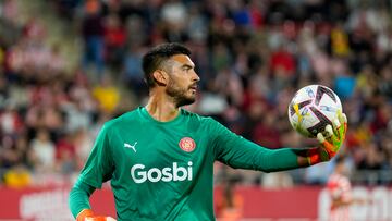 GIRONA, 23/10/2022.- El guardameta del Girona Paulo Gazzaniga durante el partido de Liga de Primera División que disputan este domingo frente a Osasuna en el estadio Municipal Montilivi de Girona. EFEE/David Borrat
