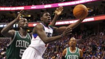Jrue Holiday entra a canasta durante su etapa en los Sixers.